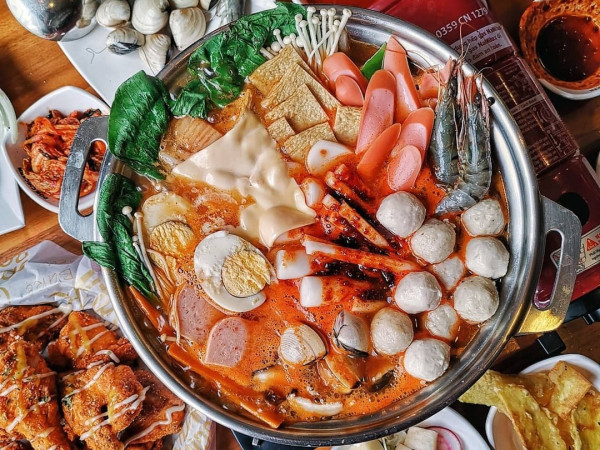 Trời lạnh mà muốn giải ngán sau Tết thì đi ăn ngay lẩu tokbokki cay nóng xứ Hàn này