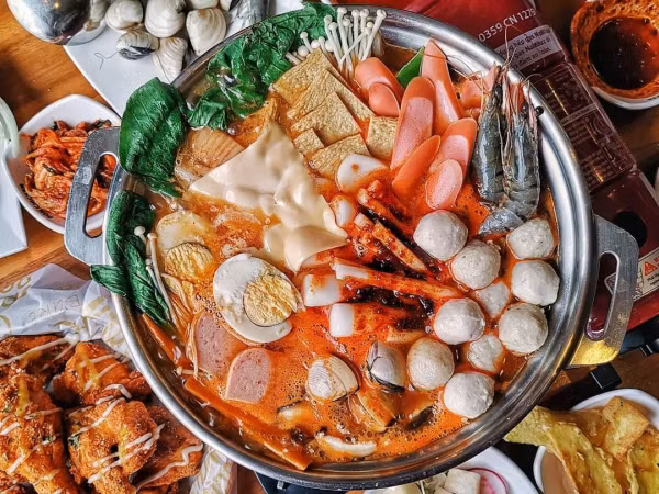 Trời lạnh mà muốn giải ngán sau Tết thì đi ăn ngay lẩu tokbokki cay nóng xứ Hàn này