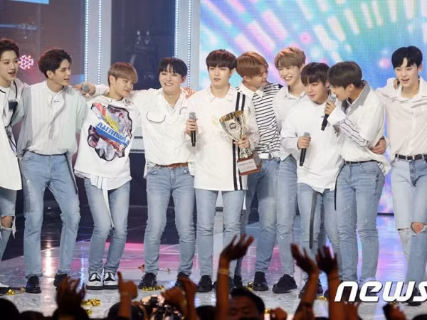 Sau hơn 1 tuần debut, Wanna One đã đạt được chiếc cúp đầu tiên trong sự nghiệp tại "Show Champion"