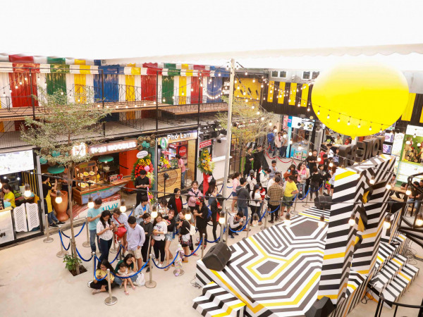 Hàng trăm bạn trẻ "đổ bộ" khu vui chơi - ăn uống chất lừ ngay trung tâm Sài Gòn