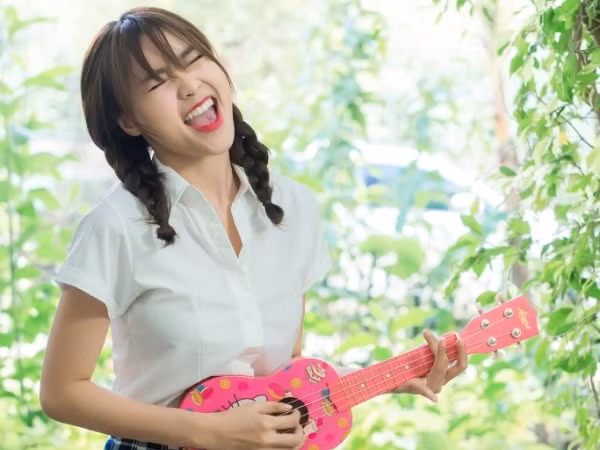 Ninh Dương Lan Ngọc từ "gái già" hóa "gái teen" để tuyển phi công trong MV đầu tay