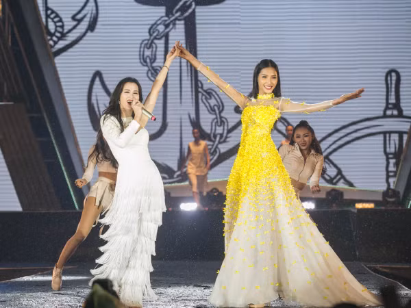 Đông Nhi nắm tay Hoàng Thùy "càn quét" sàn catwalk của lễ hội thời trang âm nhạc 