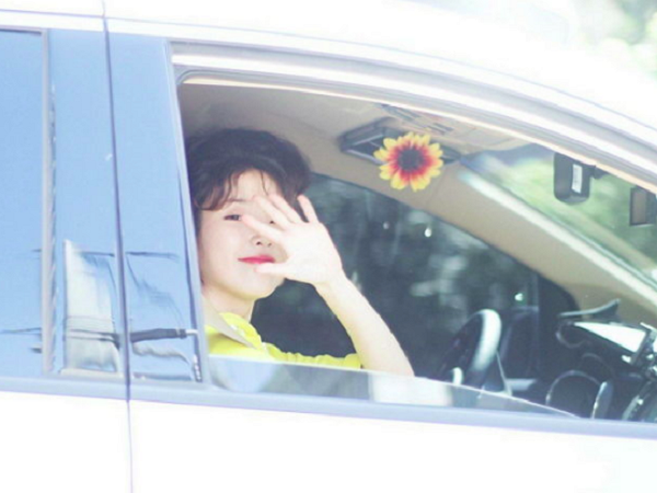 Dễ thương chưa kìa, IU vẫn giữ bông hoa mà Nayeon (TWICE) tặng từ ba tháng trước