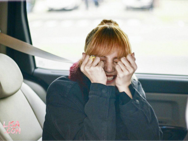 BLACKPINK nổi tiếng là thế nhưng Lisa vẫn luôn ngượng ngùng trước đám đông