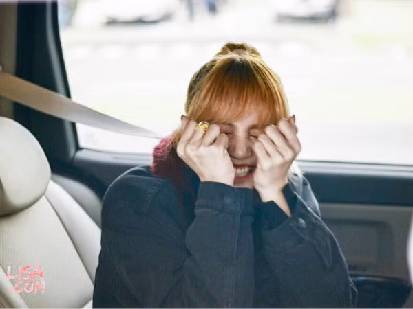 BLACKPINK nổi tiếng là thế nhưng Lisa vẫn luôn ngượng ngùng trước đám đông