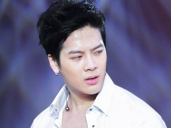 Ngay trước ngày tái xuất, Jackson (GOT7) bỗng kiệt sức và ngất xỉu ở fan-meeting