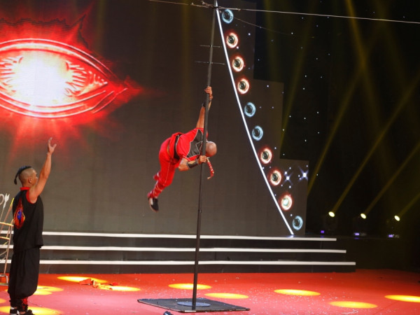 Nghệ sĩ xiếc lần đầu thực hiện tiết mục kungfu nguy hiểm tại Việt Nam 