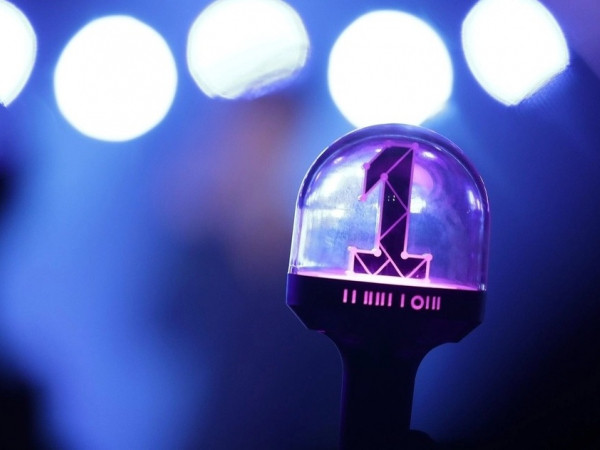 Mang lightstick Wanna One đi cổ vũ cho nhóm khác của các thành viên, nên hay không?