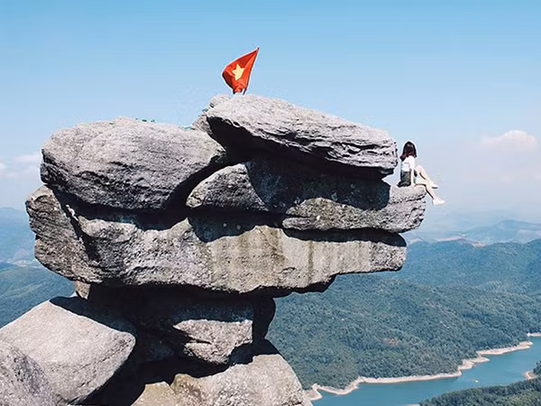 Quảng Ninh cấm du lịch đến "mỏm đá sống ảo" - mỏm Đá Chồng