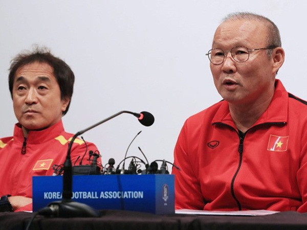 Trợ lý Lee Young Jin: "Mục tiêu của tuyển Việt Nam là vượt qua vòng bảng"
