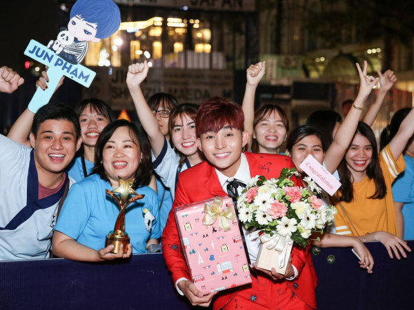 Jun Phạm xúc động khi được vinh danh là "Nam diễn viên điện ảnh được yêu thích nhất" 