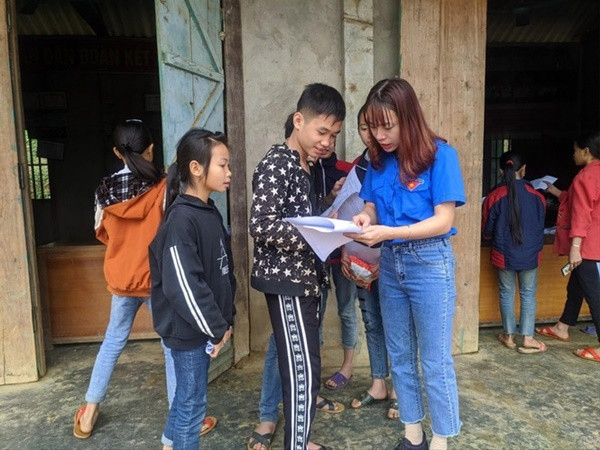 Các bạn Đoàn viên băng rừng, lội suối hỗ trợ học trò nghèo