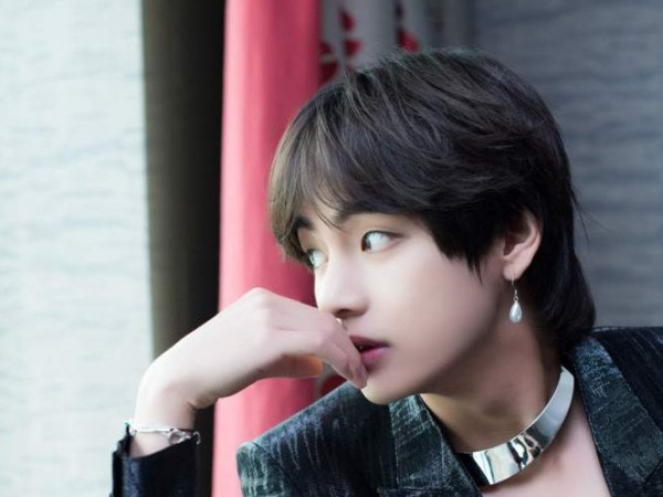Có ai như V (BTS), chuộng đeo bông tai đính ngọc trai điệu đà mà vẫn được khen