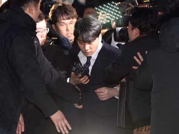 Hai phóng viên điều tra vụ Seungri: Người mất tích, người bị đốt nhà