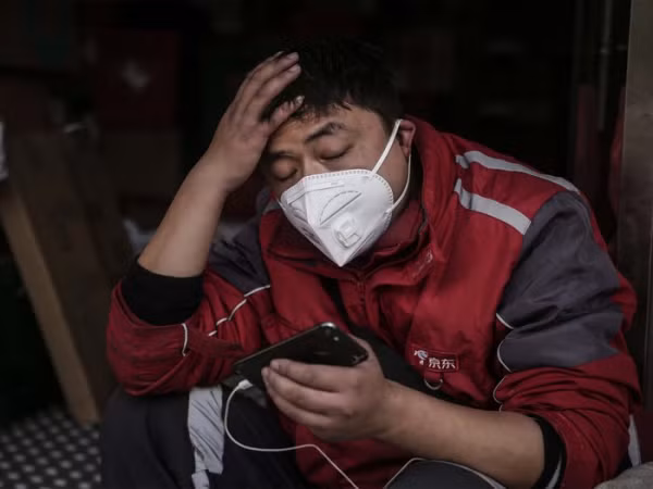 Nhà khoa học Trung Quốc phát hiện virus corona có thể trú ngụ trên điện thoại và máy tính
