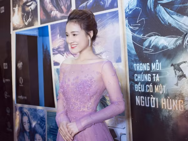 Nhã Phương xinh như một nàng công chúa khi diện đầm hồng trong ngày ra mắt phim "Lôi Báo"