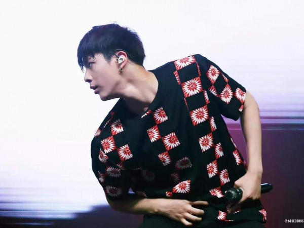 Đứng trước những bờ vai Thái Bình Dương này, cô gái nào cũng chỉ muốn tựa đầu