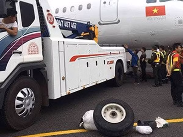 Vụ máy bay rơi lốp: Tịch thu bằng lái phi công vô thời hạn