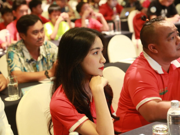 Sau lùm xùm với fan K-Pop, Hòa Minzy xuất hiện kém tươi trong sự kiện