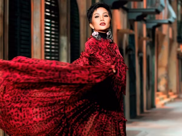 H’Hen Niê khiến khán giả trầm trồ khi tái hiện cú xoay người tại "Hoa hậu Hoàn vũ 2018"