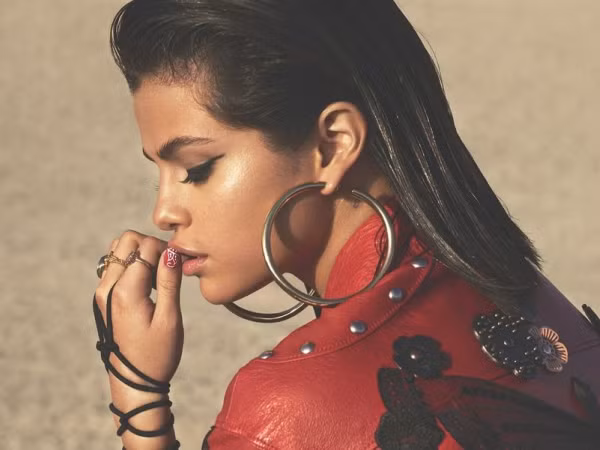 Taylor Swift "hừng hực khí thế" quay trở lại, Selena quyết định tạm ngưng ca hát để tập trung nghỉ ngơi