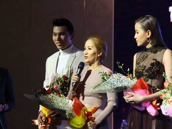 Khánh Thi ngồi ghế nóng cuộc thi Tìm kiếm người mẫu thể hình Việt Nam 2016