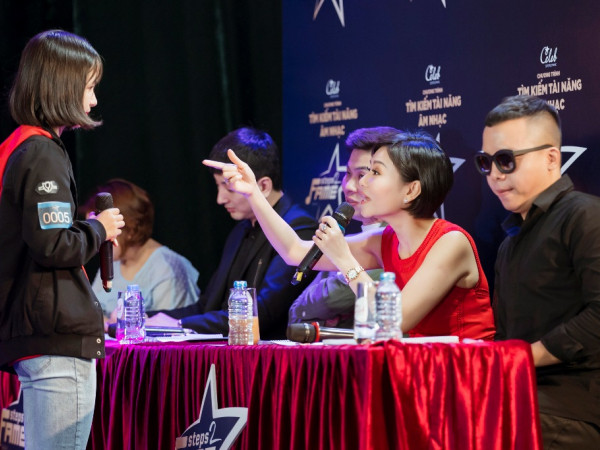 Trà My Idol, Trang Pháp hào hứng xem Thu Minh thị phạm các thí sinh Steps2fame