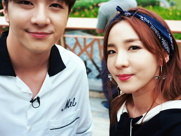 Vì sao Thunder (MBLAQ) luôn bị mất đỉnh đầu khi chụp ảnh cùng chị gái Sandara Park?