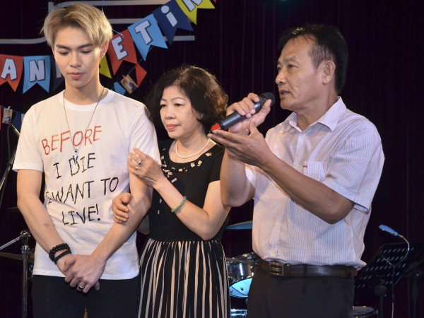 Erik tiết lộ từng viết tâm thư 5 trang giấy để thuyết phục bố mẹ cho mình theo đuổi nghệ thuật