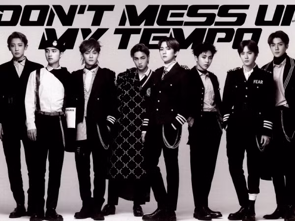 Trong khi các đồng nghiệp xúng xính đi nhận giải thưởng, EXO lại rủ nhau ra biển