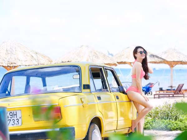 Nhã Phương diện bikini hồng ngọt ngào đón Hè bên bờ biển Phú Quốc