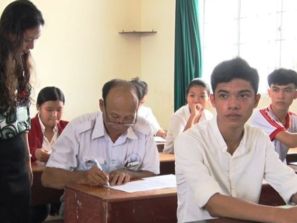 Ông ngoại đi thi tốt nghiệp THPT bị trượt… năm sau thi tiếp