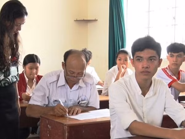 Ông ngoại đi thi tốt nghiệp THPT bị trượt… năm sau thi tiếp
