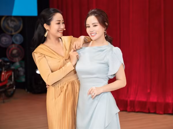 Xuất hiện cùng Ốc Thanh Vân, Vy Oanh tự tin đọ dáng, khoe nhan sắc không tuổi