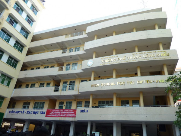 TP.HCM: Teen PTNK phản ứng gay gắt với nội quy "không sử dụng hộp bút kỳ quái"