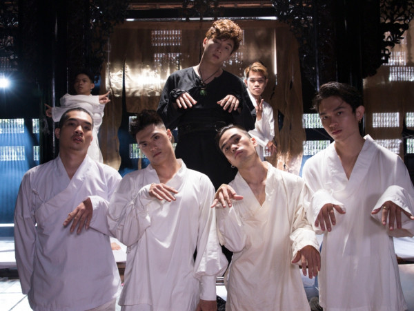 Mừng thành tích của bản hit "Truyền Thái Y", Ngô Kiến Huy tung ảnh hậu trường vui nhộn