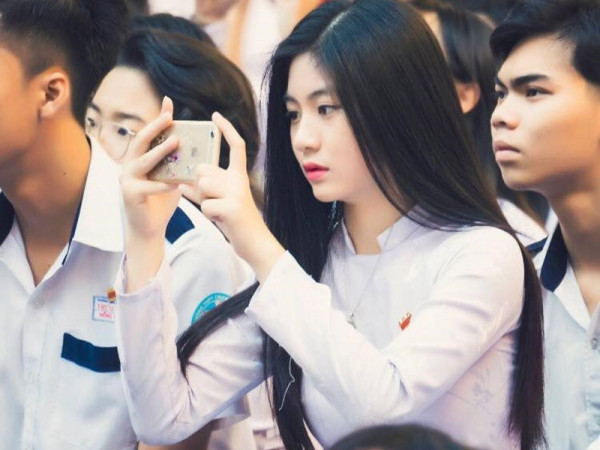 Cô nàng sinh viên năm nhất gây xôn xao cư dân mạng chỉ với một tấm hình chụp trộm