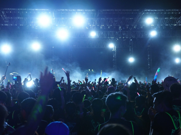 Hàng ngàn bạn trẻ cùng nhau "tỏa sáng" trong màn đêm trên đường chạy Prisma 2017