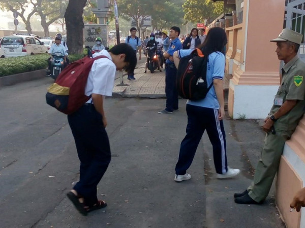 #Sống_tích_cực: Hôm nay đi học bạn đã chào bác bảo vệ trường mình chưa?