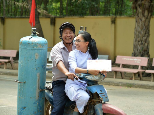 Nữ sinh rạng rỡ ngồi trên xe bố chở gas đến trường dự lễ bế giảng