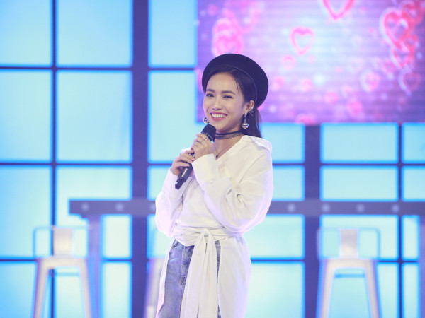 Diệu Nhi bấm chuông loạn xạ để chiêu mộ thí sinh ở "Sàn Đấu Ca Từ"