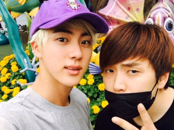 Jin (BTS) đã từng làm Sandeul (B1A4) sốc nặng bằng hành động thân mật này