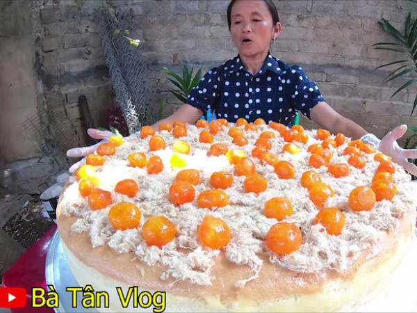 Dân mạng tố bà Tân lừa dối người xem sau vlog làm bánh bông lan trứng muối khổng lồ