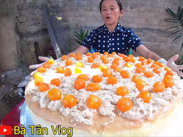 Dân mạng tố bà Tân lừa dối người xem sau vlog làm bánh bông lan trứng muối khổng lồ