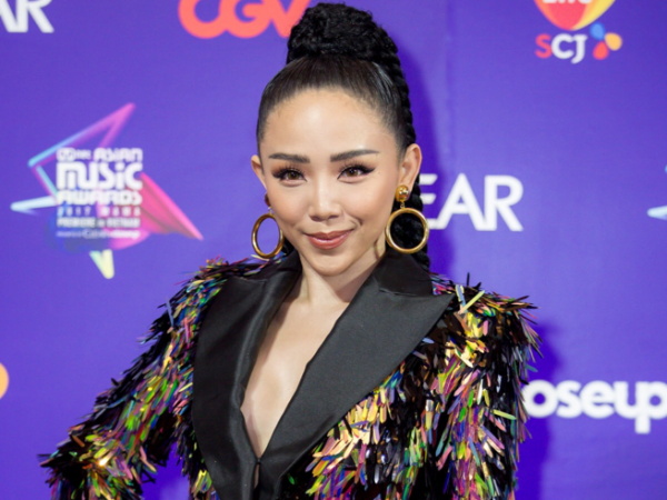 Tóc Tiên tỏa sáng trên thảm đỏ "MAMA 2017" với thiết kế mới nhất của NTK Công Trí