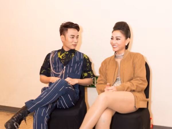 Hát mở màn, thế nhưng Trúc Nhân không vội về mà ngồi tới cuối để đợi Thu Minh
