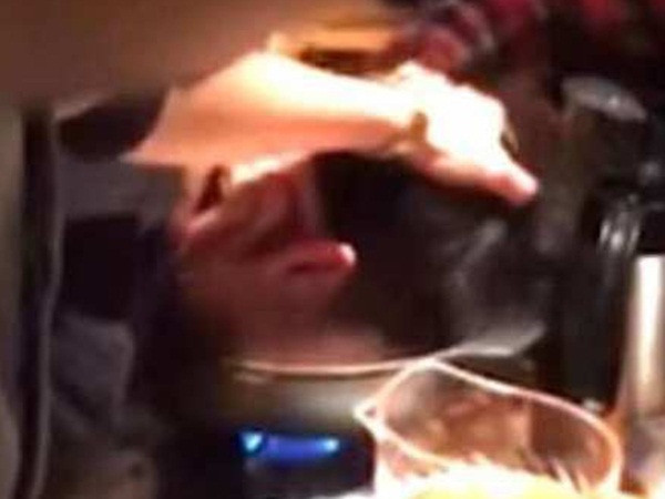 Nhật Bản: Ông chủ nhúng mặt nhân viên vào nồi lẩu để mua vui