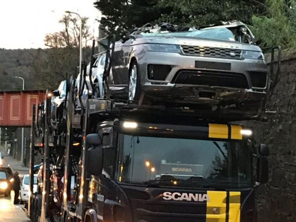 Tài xế nhọ nhất năm: Ham hố chui qua gầm cầu và biến cả loạt xe sang thành xe mui trần!