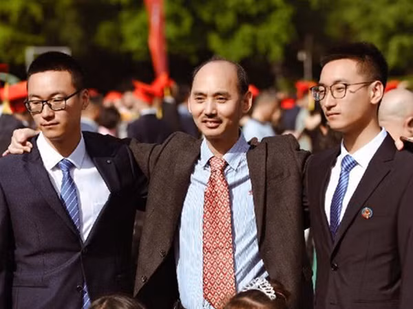 Cặp song sinh cùng đỗ cao trong kỳ thi khắc nghiệt nhất Trung Quốc