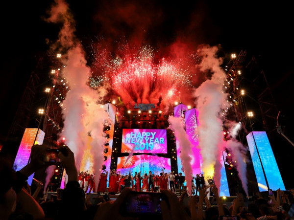 Đông đảo nghệ sĩ cùng hơn 50.000 khán giả tại TP.HCM đếm ngược đón năm mới 